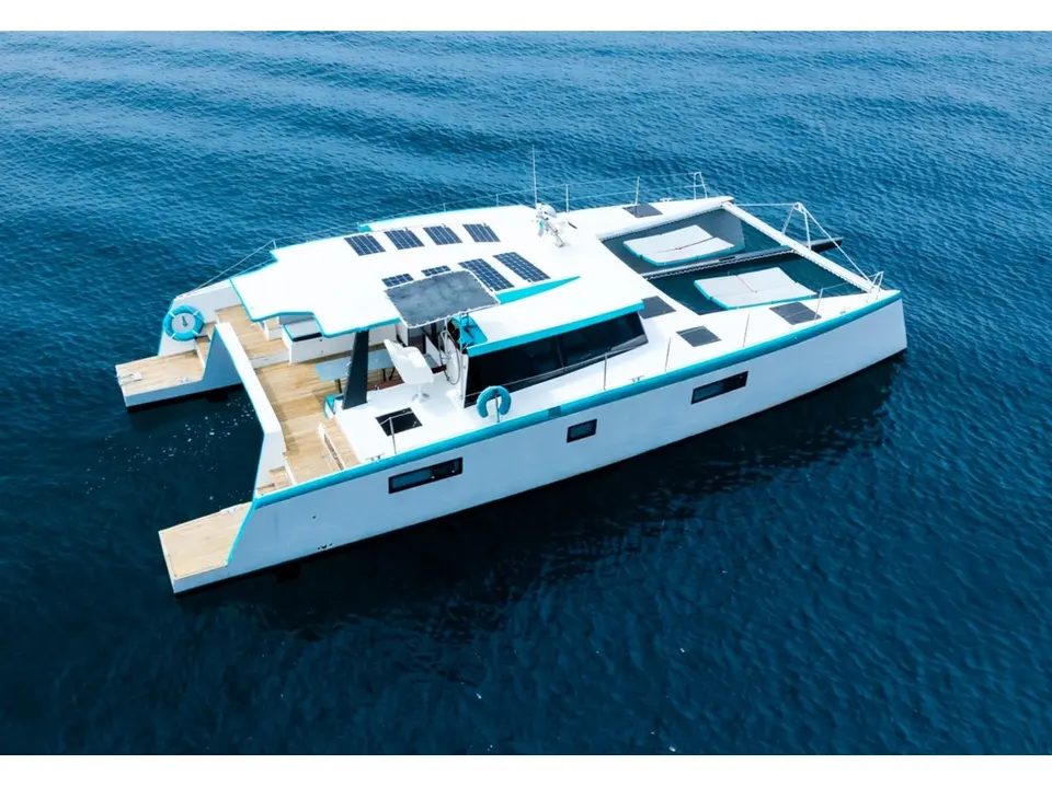 Turquoise Luna 47 Power